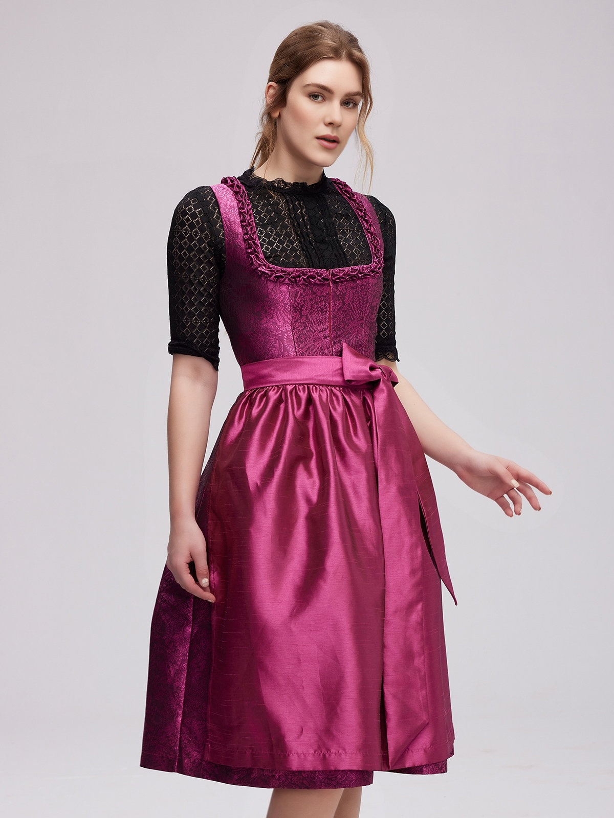 Rot-grünes Dirndl mit traditionellem Schnitt