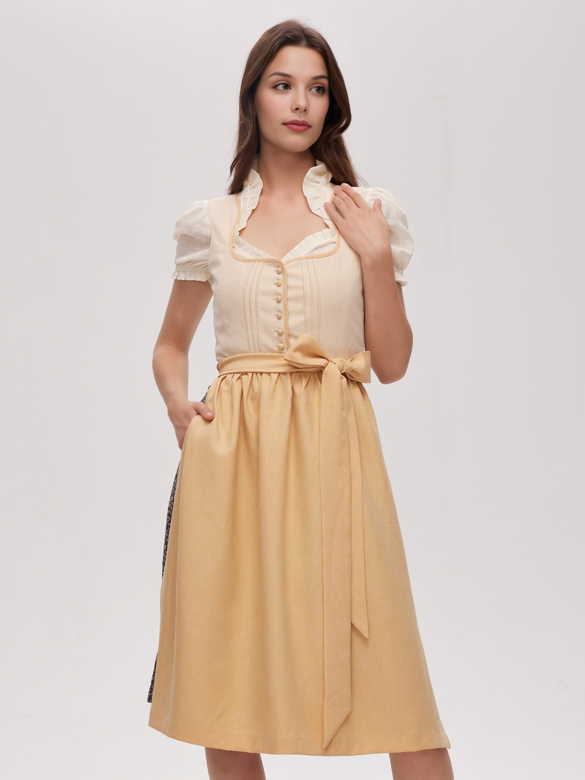 Dunkelrotes Dirndl mit gelber Schürze