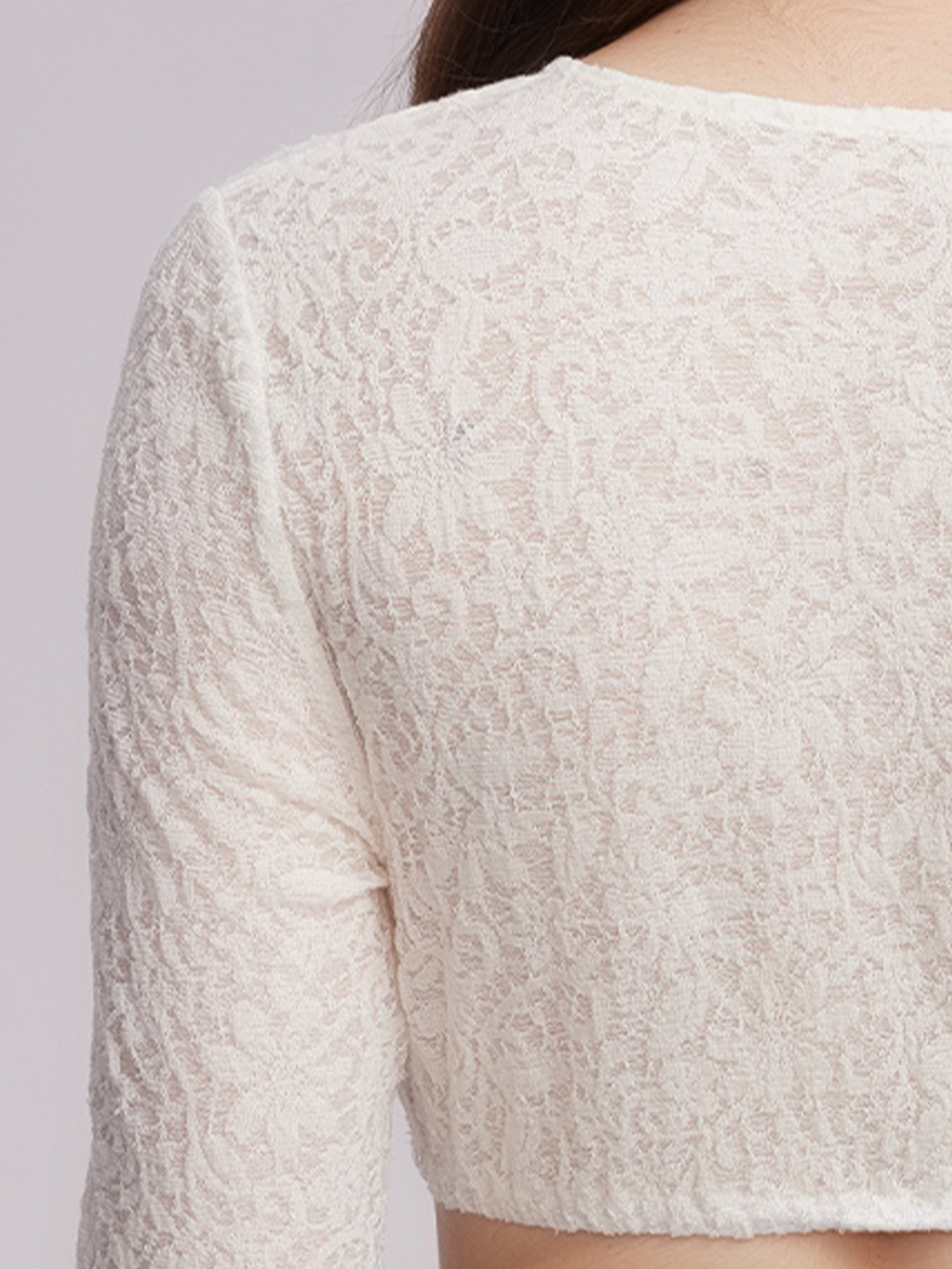 Weiße Dirndl mit Spitzenbesatz